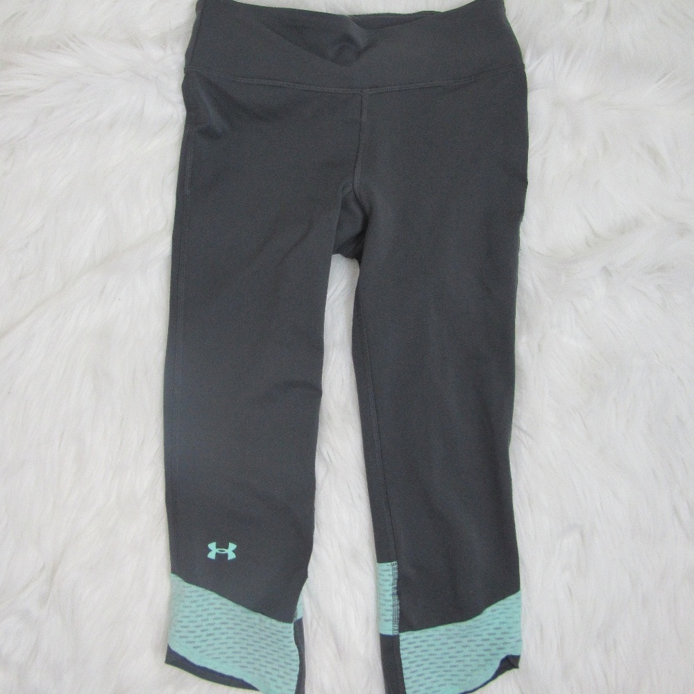 Under Armour cropped leggings.   D